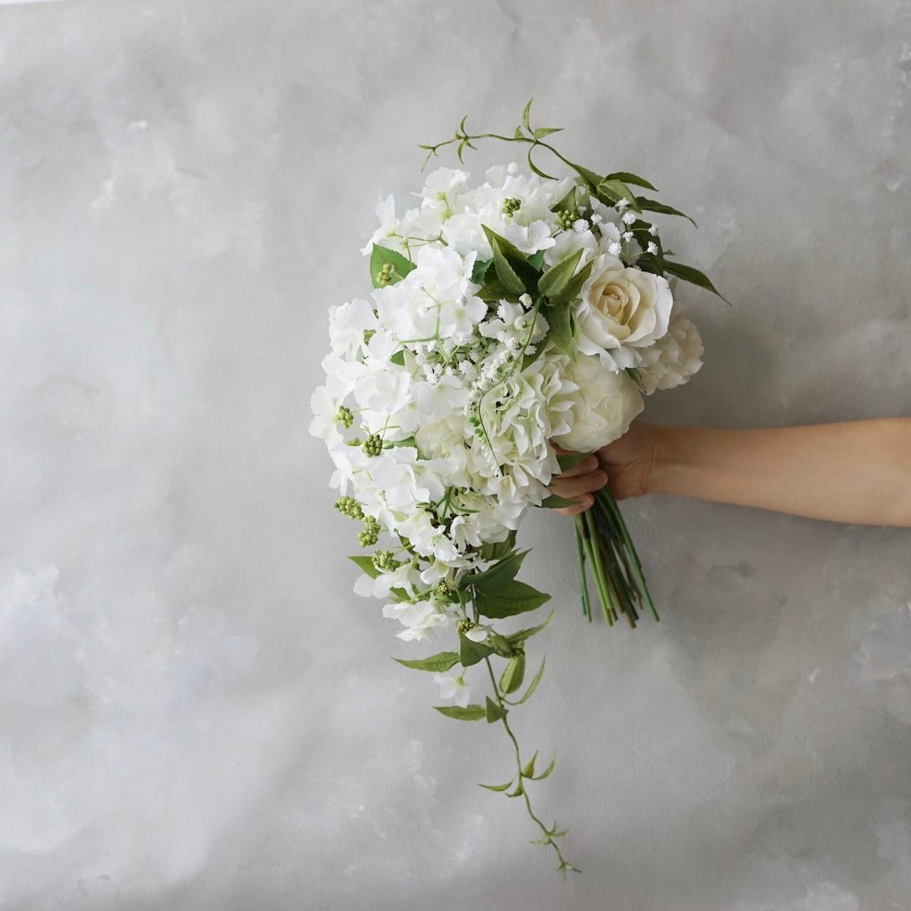 芍薬と紫陽花の上品キャスケードブーケ（ブートニア付） | 8枚目